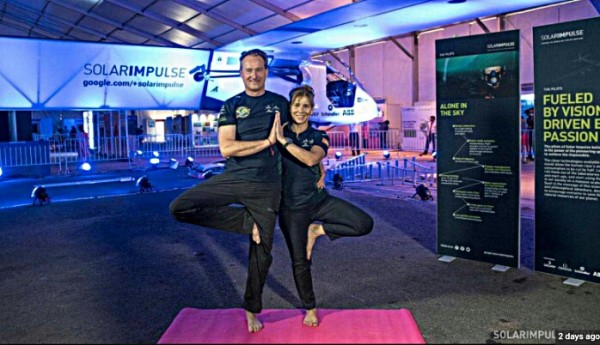 Pilot Si2 Practice yoga inside the sky plane